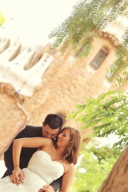 Damat gelini omzuna öpüşme