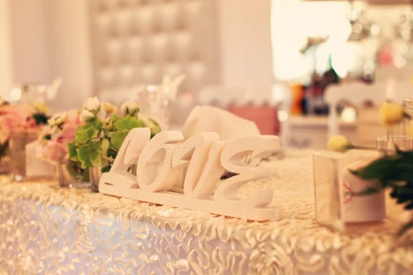 Láska text na svatební stůl — Stock fotografie