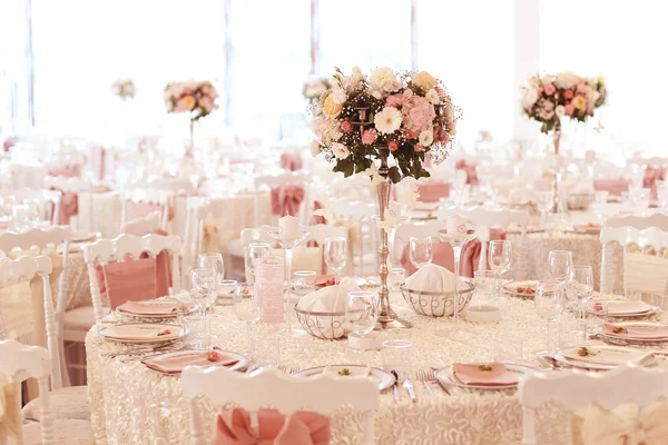 Schöne Blumen auf dem Tisch am Hochzeitstag — Stockfoto