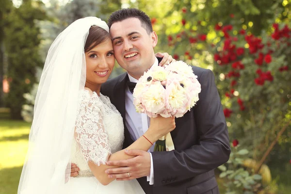 Mireasă fericită și mire în ziua nunții lor — Fotografie, imagine de stoc