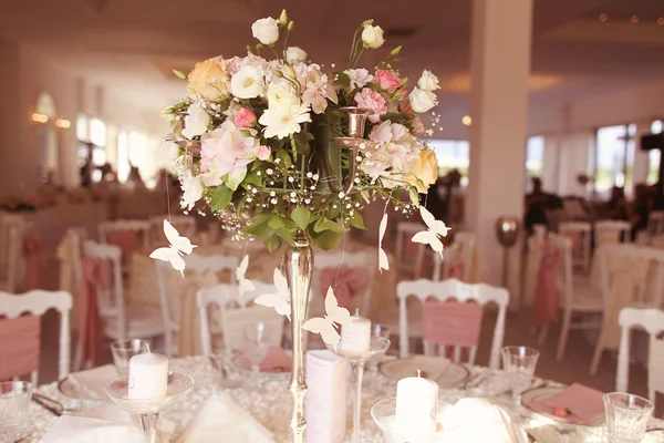 Hermosas flores en la mesa el día de la boda — Foto de Stock