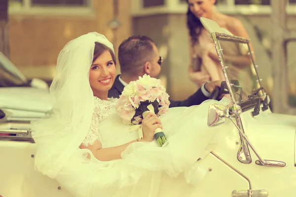 Mariée et marié dans une voiture rétro — Photo