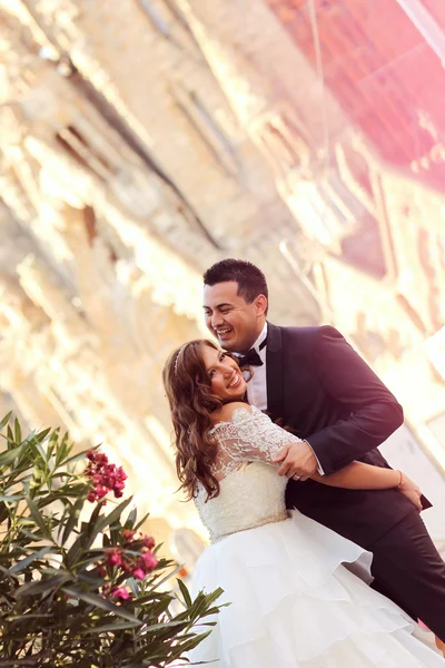 Bräutigam und Braut posieren im Freien — Stockfoto