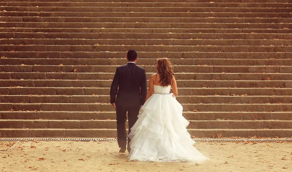 Жених и невеста идут к лестнице — стоковое фото