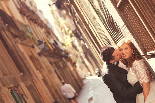 Groom kissing his bride — Stock Photo, Image