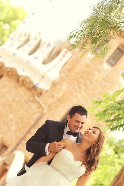 Menyasszony és a vőlegény mosolyogva — Stock Fotó