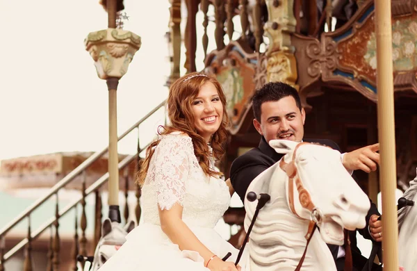 Mariée et marié dans un carrousel — Photo