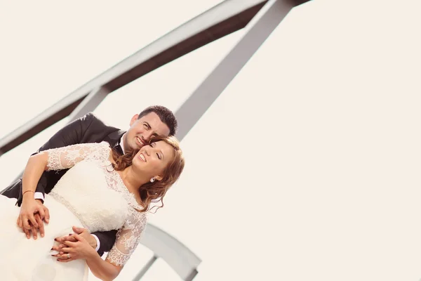 Novia y novio posando al aire libre — Foto de Stock