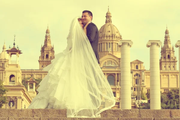 Novia y novio bailando en la ciudad —  Fotos de Stock