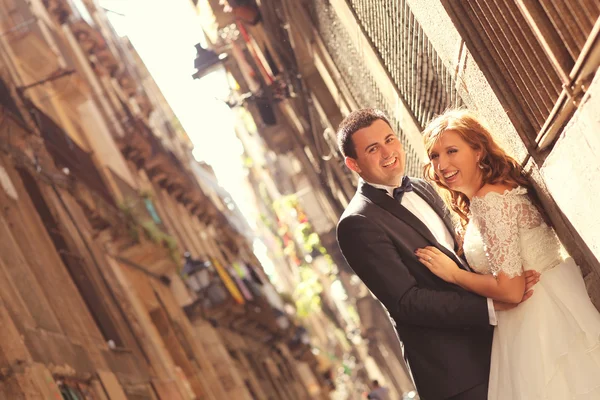 Novia y novio posando en la ciudad — Foto de Stock