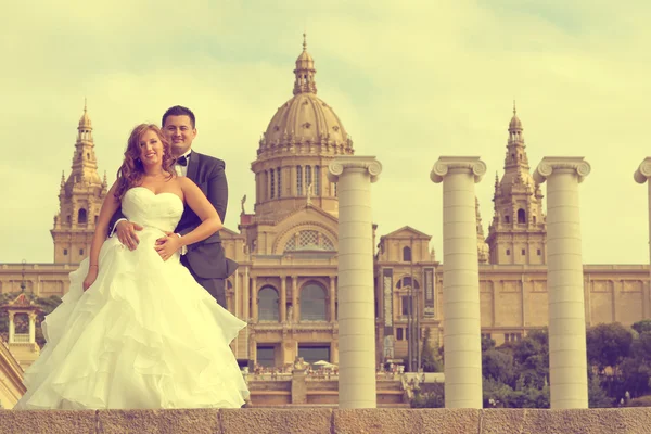 Novia y novio en la ciudad en un día soleado — Foto de Stock