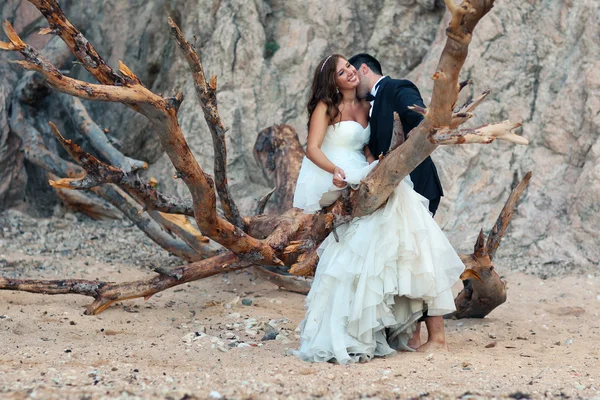 Novio y novia posando al aire libre — Foto de Stock