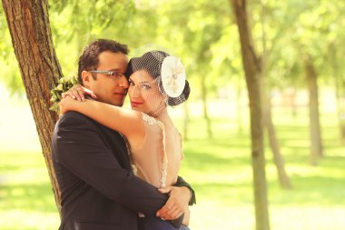 erkek ve kadın nişan kutluyor