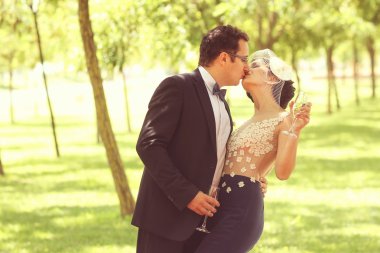 erkek ve kadın nişan kutluyor