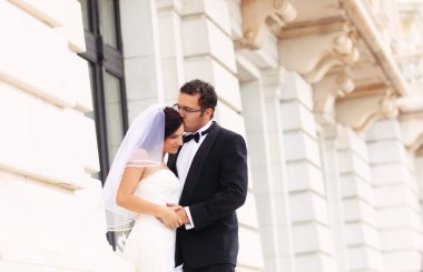 Gelin ve damat öpüşme şehirde