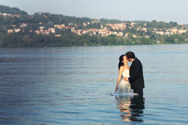 damat ve gelin denizde öpüşme