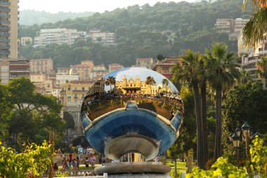 Gün batımında, Monaco bina Monte Carlo Grand Casino yansıtan ayna Küre
