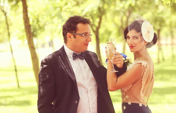 Hombre y mujer celebrando el compromiso — Foto de Stock