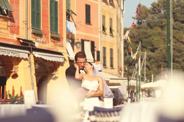 Groom and bride posing in the city — Stock Photo, Image