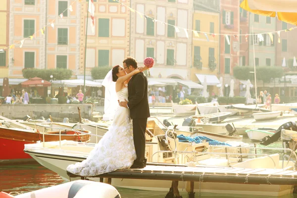 Жених и невеста рядом с портом с городским пейзажем — стоковое фото