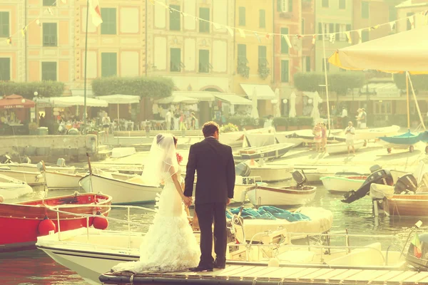 Bride and groom near port with cityscape — Stock Photo, Image