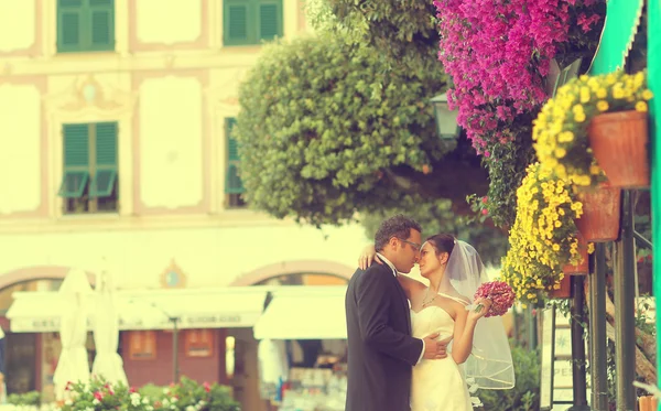 Sposo e sposa in città — Foto Stock