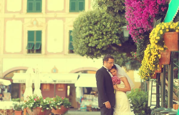 Bräutigam und Braut posieren im Freien — Stockfoto