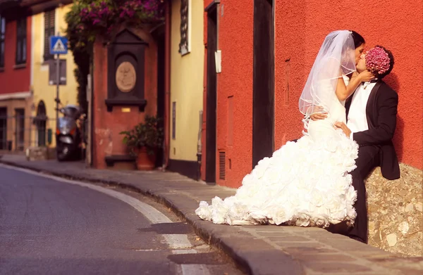 Noivo e noiva posando na cidade — Fotografia de Stock