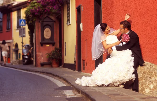 Novio y novia posando en la ciudad —  Fotos de Stock