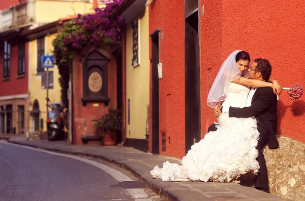 Novio y novia posando en la ciudad — Foto de Stock