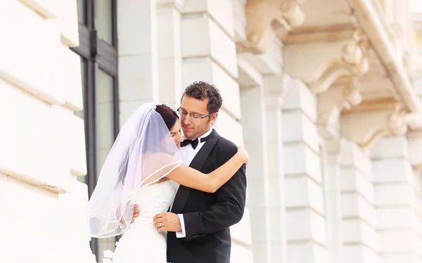 Noivo e noiva posando na cidade — Fotografia de Stock