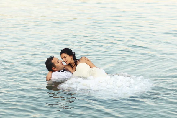 Novio y novia nadando con la ropa puesta —  Fotos de Stock