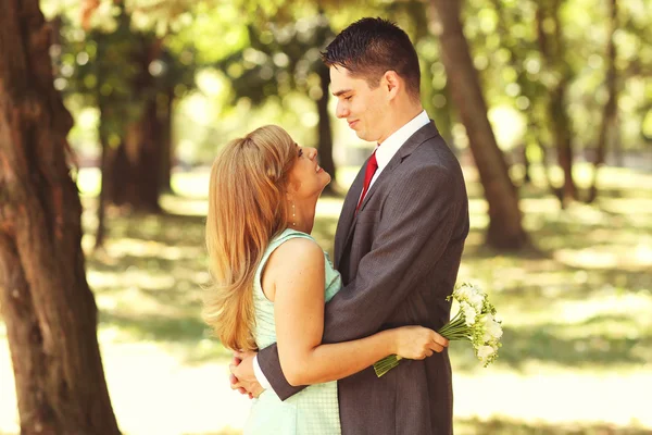 Feliz casal bonito comemorando — Fotografia de Stock