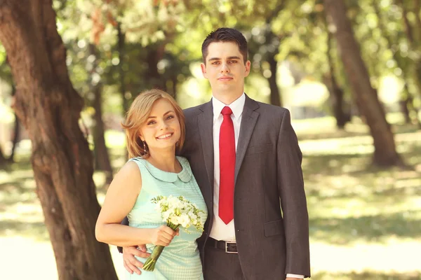 Feliz casal bonito comemorando — Fotografia de Stock