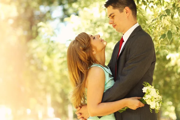 Felice bella coppia che celebra — Foto Stock