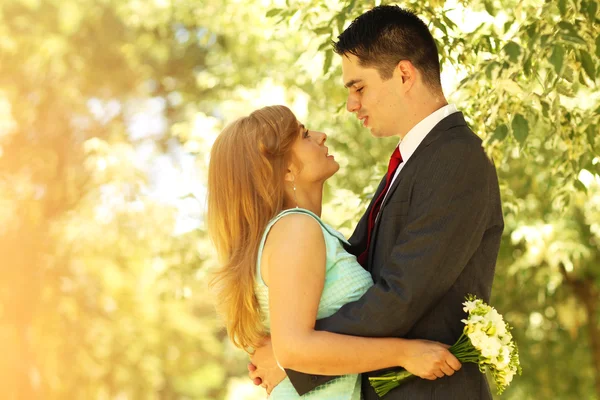 Feliz casal bonito comemorando — Fotografia de Stock