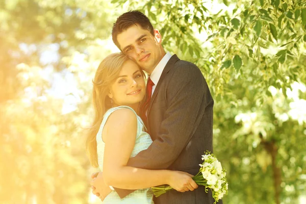 Feliz casal bonito comemorando — Fotografia de Stock