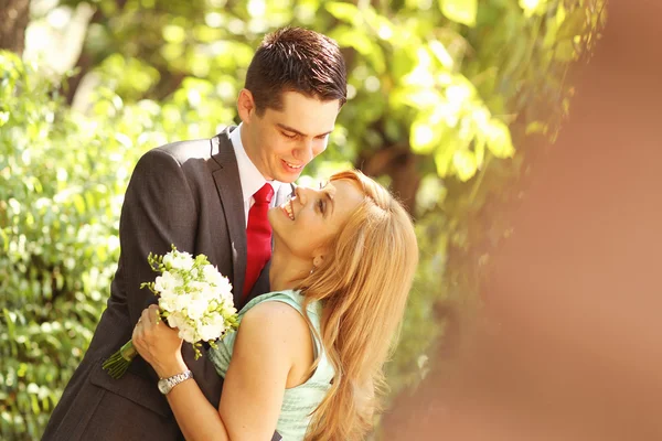 Feliz casal bonito comemorando — Fotografia de Stock