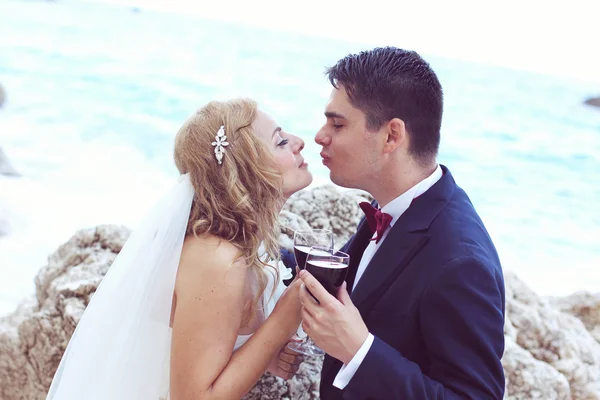 Sposa e sposo al mare — Foto Stock