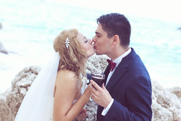 Nevěsta a ženich v oceánu — Stock fotografie