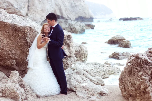 新娘和新郎在海洋 — 图库照片