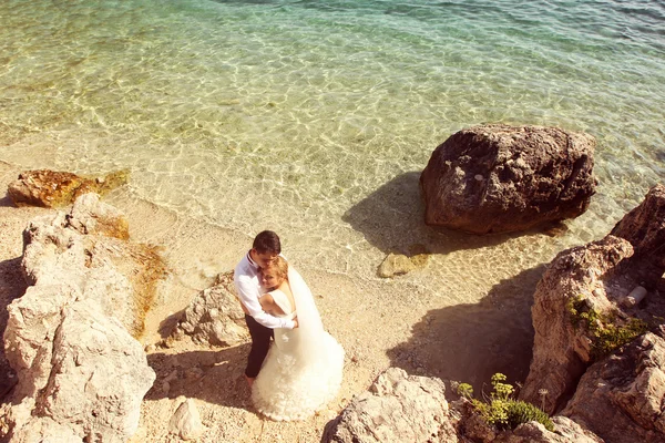 Bride and groom at the ocean — Stock Photo, Image