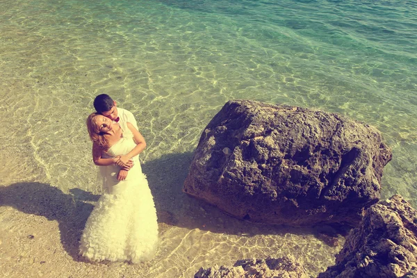 Bride and groom at the ocean — Stock Photo, Image