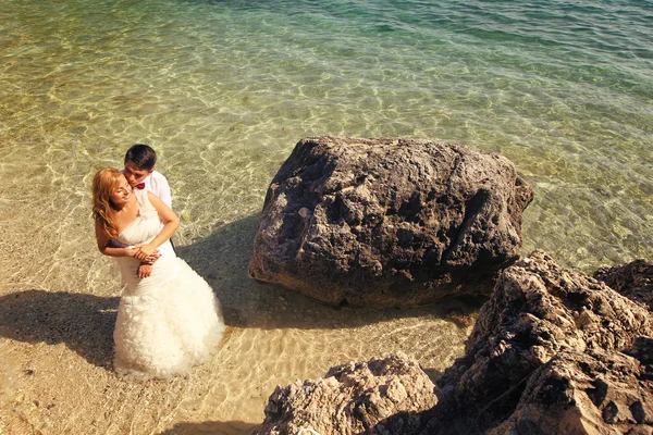 Novia y novio en el océano —  Fotos de Stock