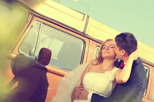 Noiva e noivo com um ônibus retro — Fotografia de Stock