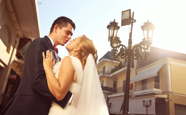 Bruden en brudgum i en vacker stad — Stockfoto