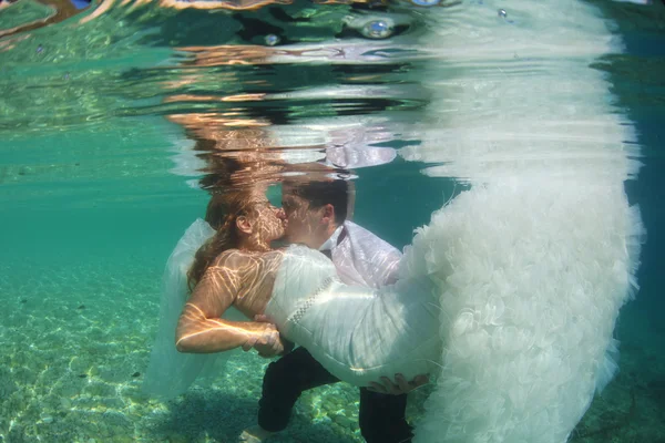 Novia y novio en el océano — Foto de Stock