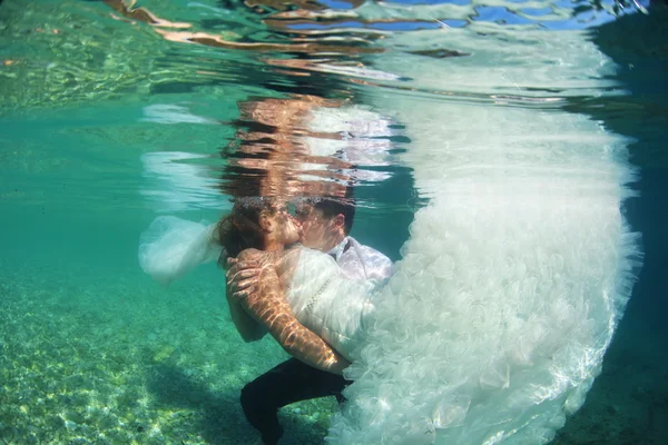 Novia y novio en el océano —  Fotos de Stock