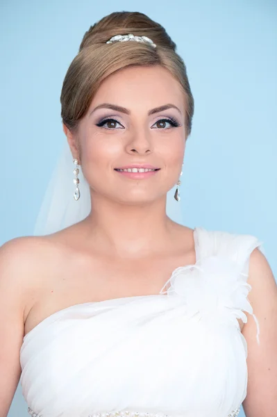 Mooie bruid op haar trouwdag — Stockfoto