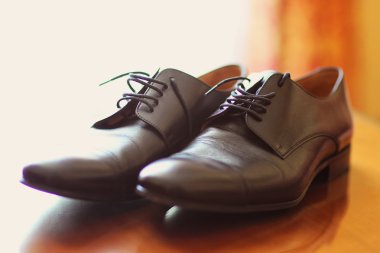 Ahşap masa üzerinde zarif damadın Ayakkabı